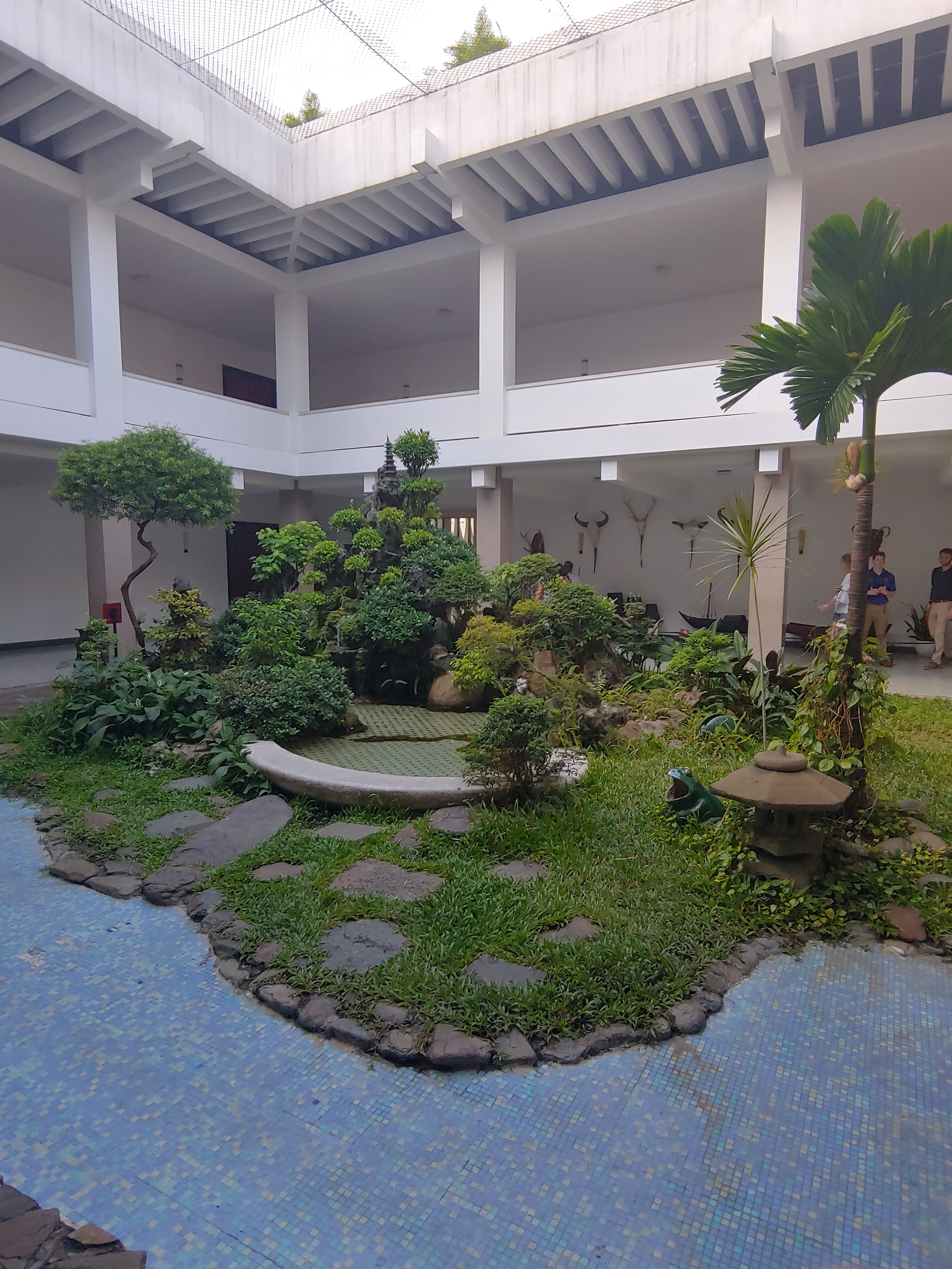 Roasting in the Reunification Palace